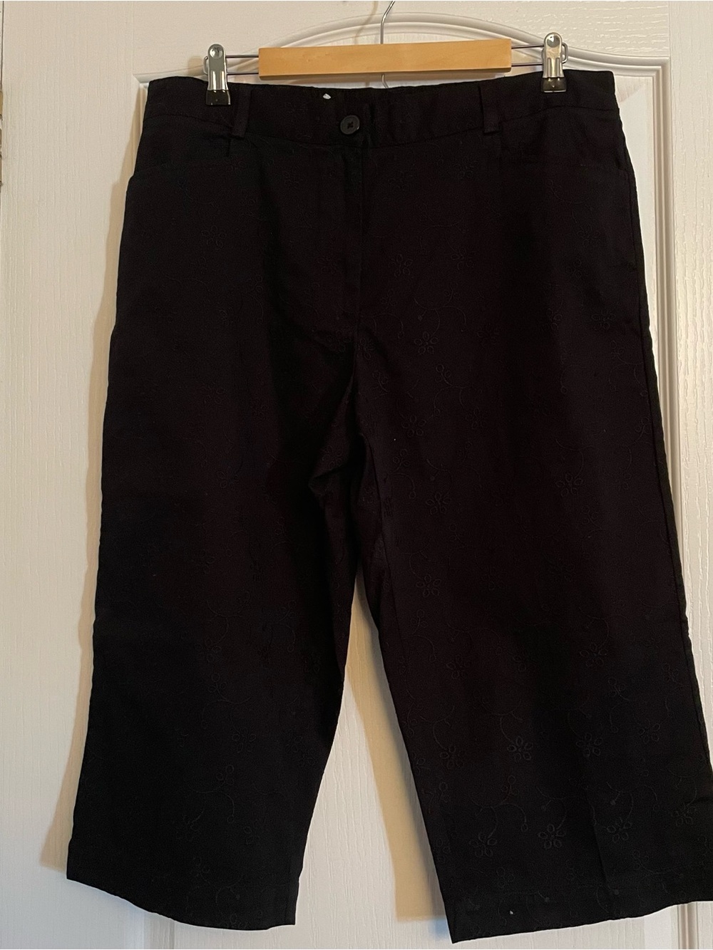 White Stag Black Cropped Capris ladies size 16